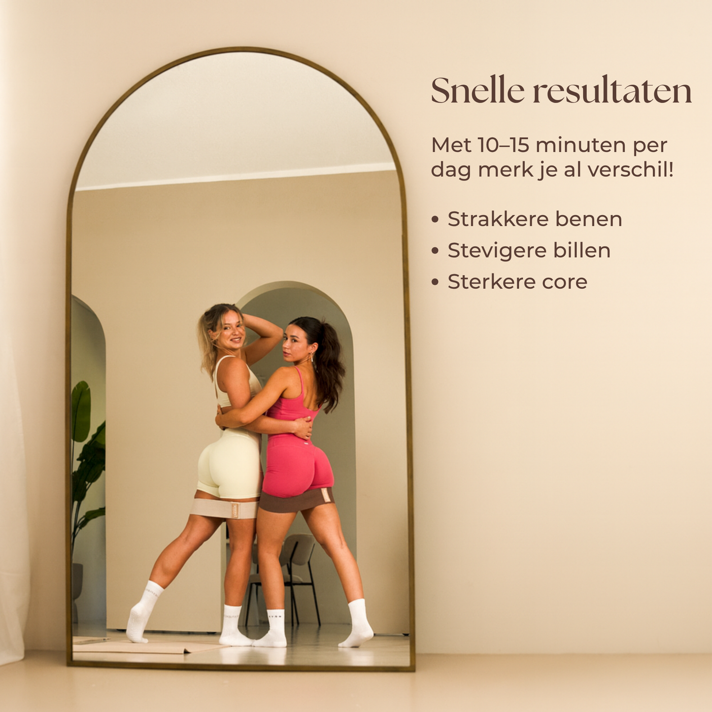 Vrouwen die grote billen hebben door het gebruik van de booty bands. De weerstandsbanden kun je overal gebruiken en zelfs korte workouts van zo'n 10 tot 15 minuten geven resultaat.