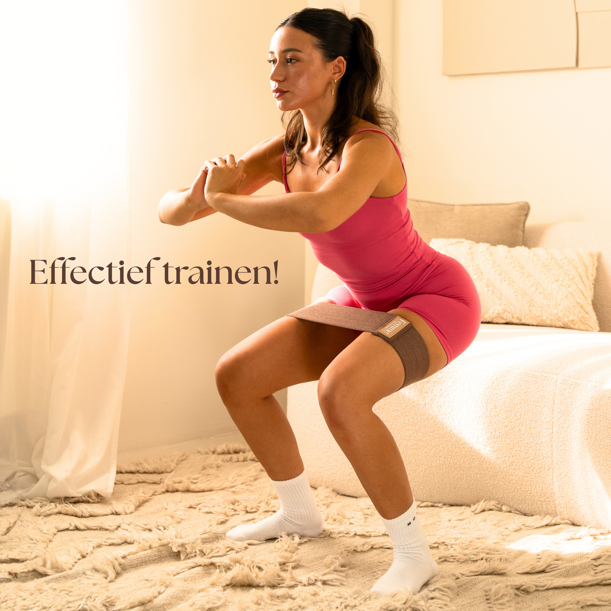 Vrouw die thuis traint met de booty band. Workouts zijn makkelijk en snel te doen met de weerstandsbanden.