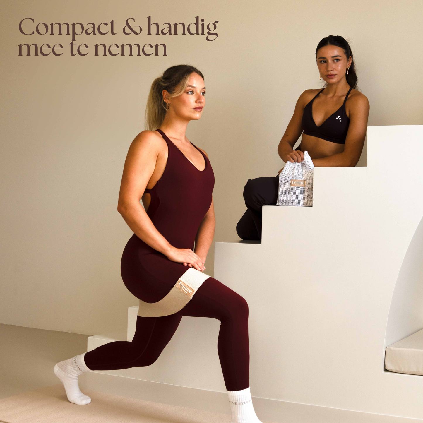 Twee dames die een billen workout doen met de booty banden van Femme Vitale.